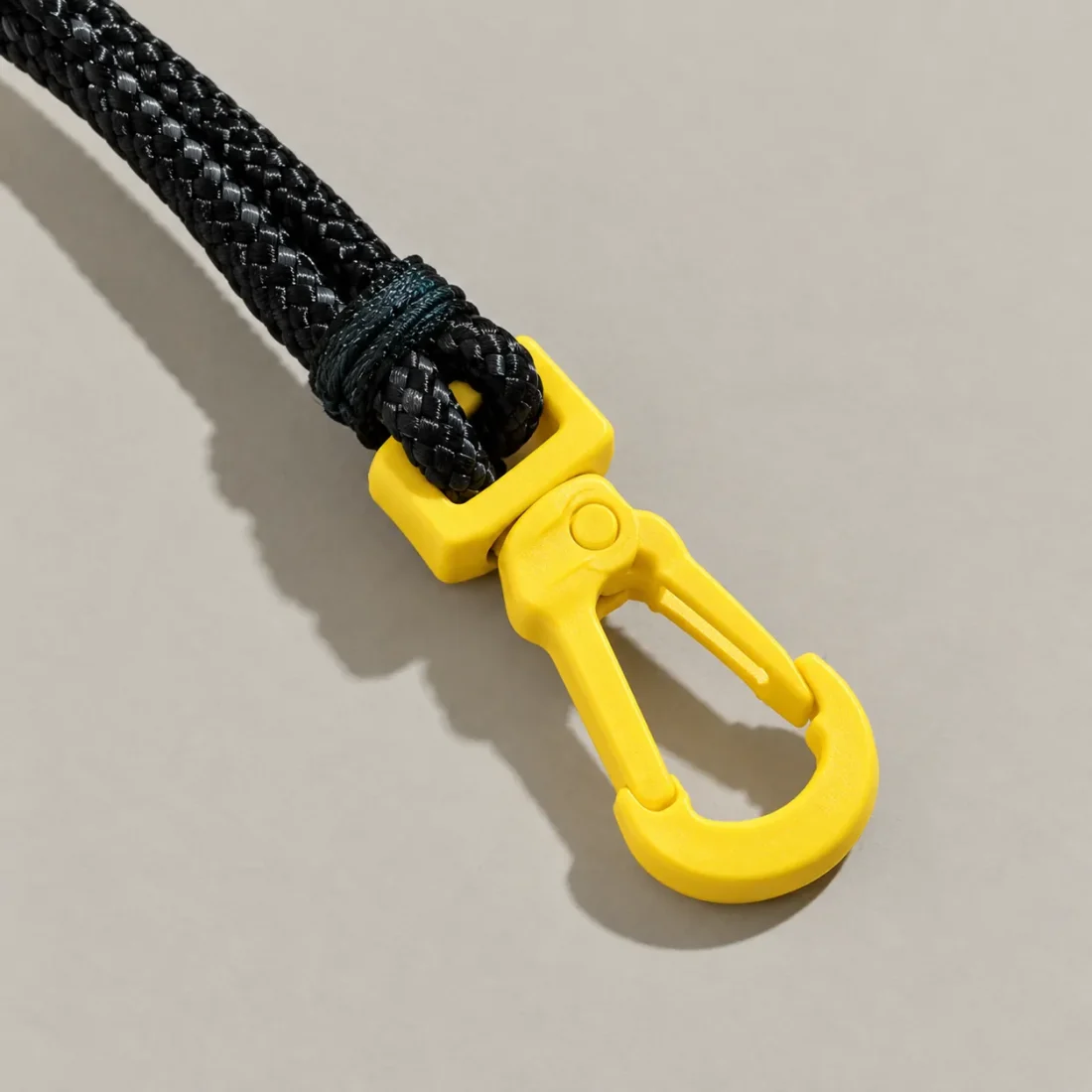 Paracord Chin Cord, close-up of the rail and hardware